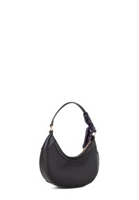 Borsa a mano in pelle nera con forma curva, dotata di manico in tessuto intrecciato e dettaglio con zip dorata. Texture liscia, design minimalista.