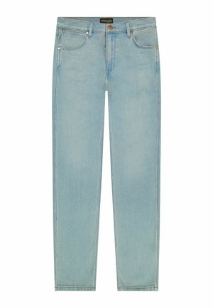 Jean denim bleu clair à jambes droites avec poches avant, passants pour ceinture et fermeture à bouton par Wrangler.