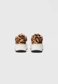 Leopardmønstrede platåsneakers med blød tekstur, med en hvid sål og sort gummiudsol. Ingen synlige hardware eller accenter.