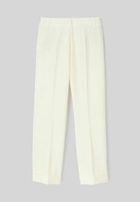 Pantalons couleur crème avec une texture lisse, présentant un devant plissé et des ourlets retroussés, conçus dans une silhouette droite.