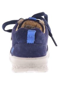 Marineblaue Wildledersneaker mit strukturiertem Finish, weißer Gummisohle und blauen Akzenten an der Ferse. Verfügt über ein gepolstertes Innenleben und Schnürsenkel.