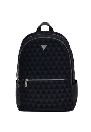 Sac à dos noir avec motif triangulaire matelassé, poche avant zippée, poches latérales, poignée supérieure et plaque logo en métal.