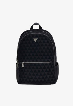 Schwarzer Rucksack mit gestepptem Dreiecksmuster, vordere Reißverschlusstasche, Seitentaschen, oberer Griff und Metall-Logo-Plakette.