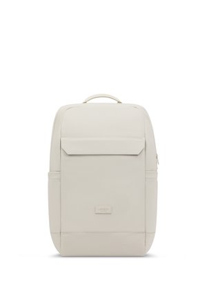 Lysebeige rektangulær rygsæk med topgrep, frontklaplomme, sidelommer og minimalistisk design.