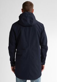 Granatowa wodoodporna parka z ściąganym kapturem, długimi rękawami i guzikami przy mankietach. Posiada prosty krój oraz gładką fakturę.