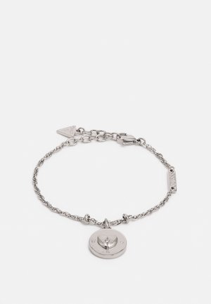 Sølvkæde armbånd med rund vedhæng med hævet hjerte og små krystaller, hummerlås og Guess mærkemærker.