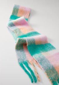 Multifarvet t�ørklæde lavet af blødt stof, der har et patchwork af pastel lyserød, fersken og turkis. Frynsede kanter tilføjer tekstur.