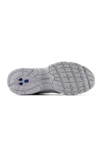 Suola di sneaker in gomma grigia con motivo testurizzato, caratterizzata da grip esagonali e circolari. Logo del marchio visibile vicino al centro.