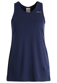 Marinblå atletisk linne, tillverkat av lättviktsmaterial, med en rundad halsringning och en orange logotyp på vänster bröst.