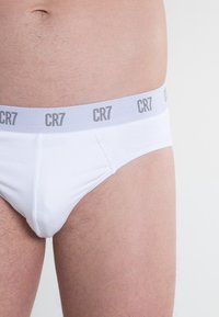 Witte katoenen slips met een lichtgrijze elastische tailleband met het "CR7"-logo. Glad textuur en strakke pasvorm, ontworpen voor comfort.