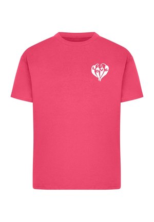 Roze katoenen T-shirt met korte mouwen. Heeft een witte grafische print van figuren en het woord "LOVE" op de borst.