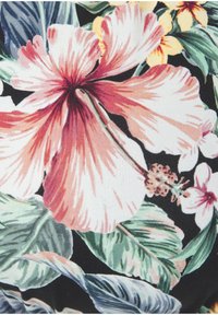 Cvečni material z velikimi roza hibiskusi na temnem ozadju, z zelenimi listi in manjšimi belimi cvetovi, v gladki teksturi.