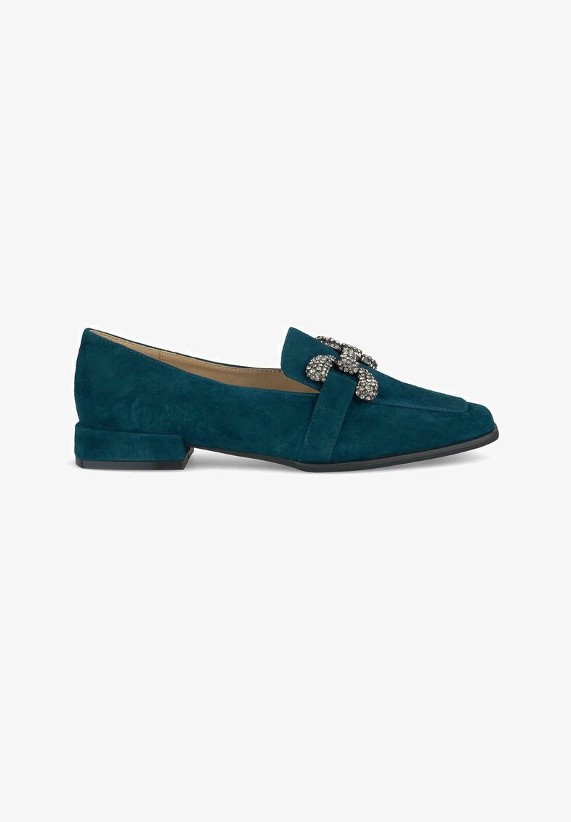 Mocassino in suede turchese con punta quadrata, tacco piatto e dettaglio di gioiello sulla parte anteriore. Texture liscia con un design minimalista.