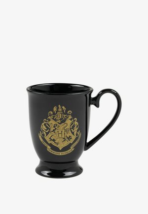 Tazza in ceramica nera con un emblema dorato che presenta uno stemma, dettagli ornamentali e un manico curvo. Texture liscia con una finitura lucida.