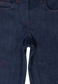 Jeans in denim blu scuro con cuciture rosse, caratterizzati da un classico design a cinque tasche e una vestibilità dritta.