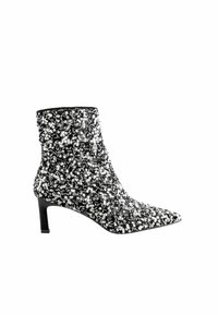 Mustad varba saabas terava toe'ga, kaetud hõbedaste sädelustega. Omab lühikest kontsa ja sujuvat, läikivat tekstuuri.