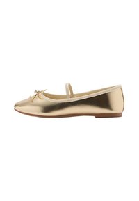 Guld metallisk ballerina med rund tå, delikat rosettdetalj och ankelrem. Slät textur med platt sula.