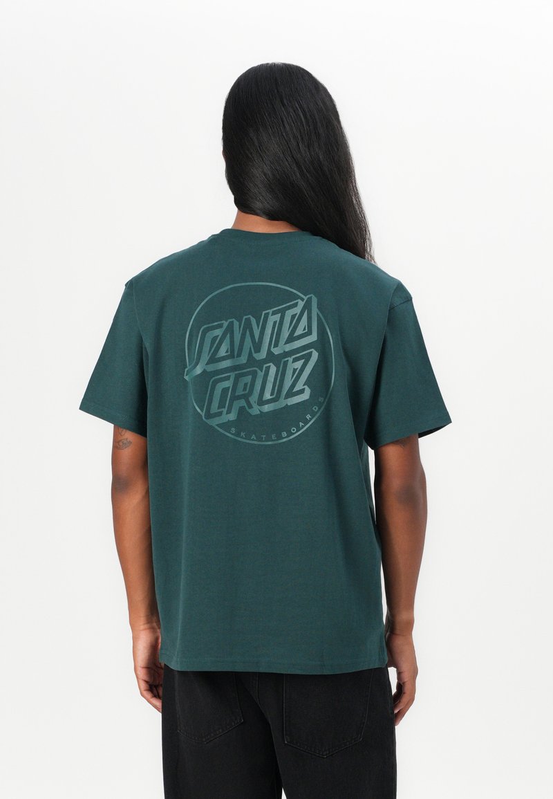 Grønn bomull t-skjorte med et stort grafisk logo "Santa Cruz Skateboards" trykt på baksiden i en kontrasterende lys farge.