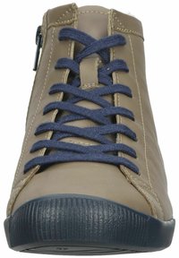 Baskets montantes en cuir tan avec lacets navy, bout arrondi, semelle en caoutchouc texturée et fermeture éclair sur le côté. Accents cousus le long de la tige.