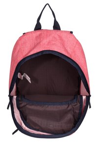 Sac à dos en tissu rouge avec un grand espace intérieur, doté d'une doublure sombre, de deux poches intérieures et d'un liseré et de fermetures éclair contrastants en bleu marine.