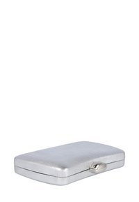 Clutch metálico plateado con textura suave, forma rectangular, bordes curvados y cierre de broche metálico.
