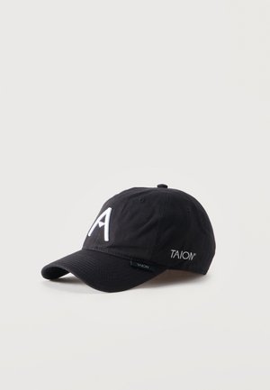 Gorra de béisbol negra con la letra blanca «A» en el frente y el logo «TAION» en el lateral, colocada sobre una superficie gris clara.