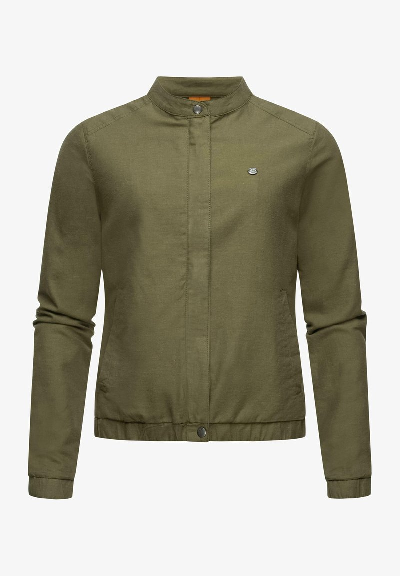 Giacca verde oliva in tessuto testurizzato, con colletto alto, chiusura frontale con bottoni e dettaglio del logo sul petto.
