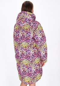 Giacca imbottita con stampa leopardata multicolore e cappuccio, con accenti rosa, gialli e neri. Tessuto liscio e design fino al ginocchio.