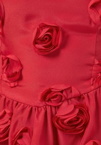 Rød satin kjole med lagdelte, teksturerede roseapplikationer. Stoffet har en glat finish med detaljeret draperet nederdel.