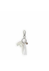 Portachiavi con un gancio in argento, una lettera "T" bianca e luccicante, un pon-pon in pelle bianca e un piccolo charm circolare con un dettaglio grafico.