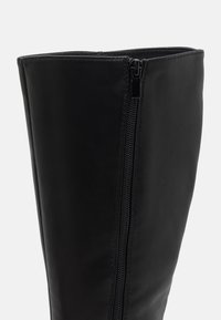 Even&Odd Batai su platforma - black