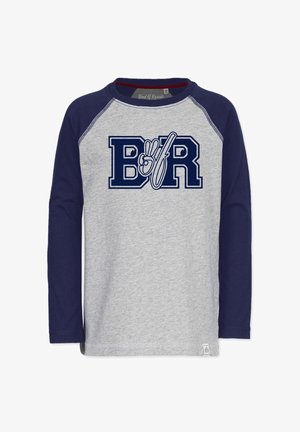 Langarm-T-Shirt in Grau mit maritimen Raglanärmeln. Es verfügt über ein großes maritimes Grafikdesign "B&R" auf der Vorderseite und einen roten Innenkragen. Aus Baumwollmaterial.