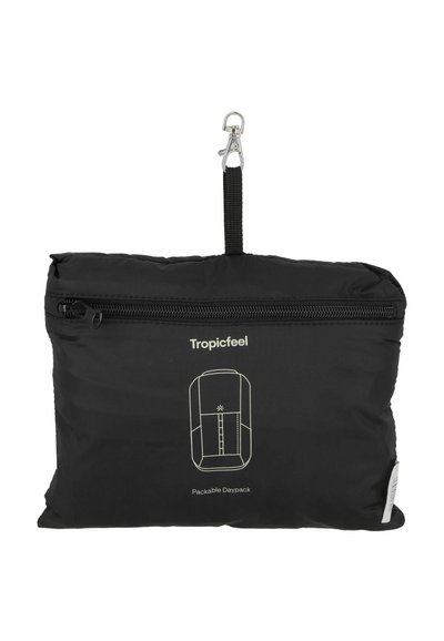 Zaino richiudibile nero con superficie in nylon liscia, dotato di chiusura con zip e gancio di clip per un facile attacco. Design minimalista.