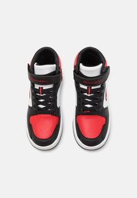 Czarne, czerwone i białe wysokie trampki z syntetyczną cholewką, perforowanym noskiem, sznurowadłami oraz paskiem z detalem logo.