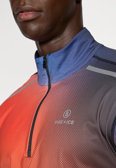 Camiseta atlética de manga corta con cuello de media cremallera, que presenta un patrón degradado en naranja y azul, detalles reflectantes en gris y el logo "FIRE+ICE."