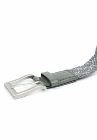 Szary pleciony pasek z metalowym zapięciem w kolorze srebra, posiadający skórzany uchwyt. Projekt zawiera teksturowany pleciony wzór.