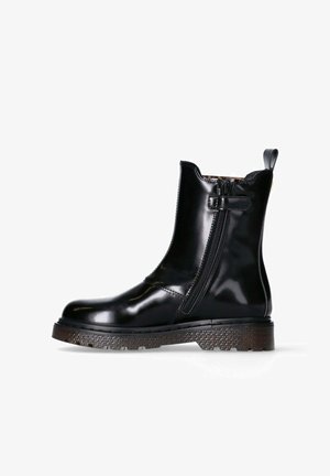 Zwarte enkellaarzen van glanzend leer, met een zijrits, ronde neus en een getextureerde rubberen zool voor grip.