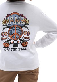 Weißes Langarmhemd mit einem bunten Grafikdesign von Totenköpfen, einer Erdkugel und Blumen, mit dem Text "VANS OFF THE WALL" in fetter Schrift.