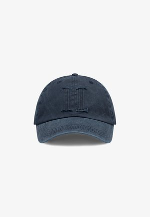 Marineblauwe baseballpet van stof; heeft een geborduurd dubbel "II" op de voorkant, een gebogen klep en ventilatiegaten.