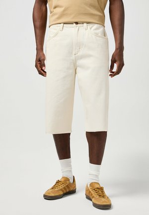 Shorts in denim color avorio con vestibilità rilassata, cinque tasche, passanti per cintura e taglio dritto che termina poco sopra le ginocchia.