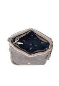 Borsa in pelle grigia con morbido bordo in fleece beige, chiusura con zip e fodera a fantasia blu. Include scomparti interni per l'organizzazione.
