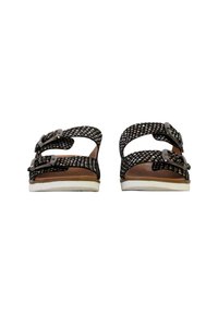 Sandales tressées noires avec deux sangles réglables et boucles en argent, dotées d'une semelle intérieure marron et d'une semelle extérieure blanche.
