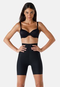 Set di biancheria intima nera composto da un reggiseno imbottito con spalline regolabili e da shorts modellanti a vita alta, entrambi realizzati in un tessuto liscio e elasticizzato.