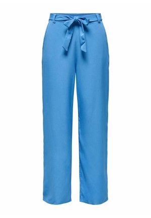 Pantalon large bleu clair en tissu lisse ; doté d'une ceinture à nouer assortie à la taille et de poches sur chaque côté.