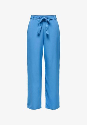 Pantalon large bleu clair en tissu lisse ; doté d'une ceinture à nouer assortie à la taille et de poches sur chaque côté.