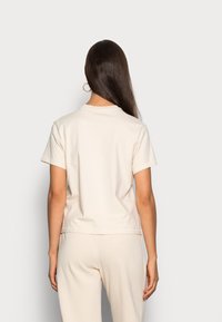 Levi's® GRAPHIC CLASSIC TEE - Triko s potiskem - chenille angora