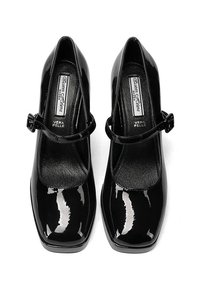 Scarpe Mary Jane in vernice nera con punta quadrata, cinturino regolabile e superficie liscia. Presentano una soletta imbottita per il comfort.
