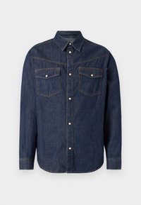 Ciemnoniebieska koszula jeansowa z ostrym kołnierzem, dwoma kieszeniami na piersi i srebrnymi zatrzaskami. Widoczne pomarańczowe przeszycia na szwach.