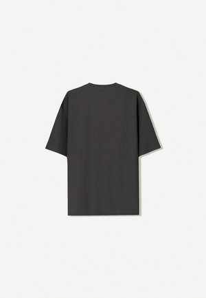 Ciemnoszara koszulka z krótkim rękawem o luźnym kroju, z teksturowanej tkaniny i okrągłym dekoltem, pokazana z tyłu.