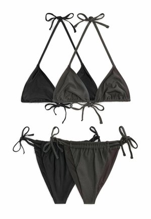 Două topuri de bikini triunghiulare negre și gri închis cu legături la gât, asortate cu bikini cu legături laterale pe fundal alb.